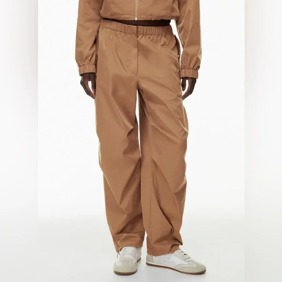 Aritzia - Emerson Pant Slick Matte Twill Mid-rise Parachute Pants - Picture 3 of 14